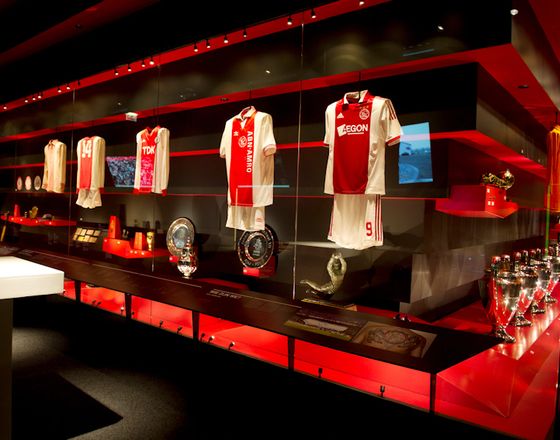 Освещение футбольного музея клуба Ajax в Нидерландах выполнено в необычном дизайне