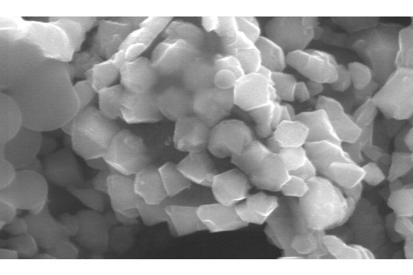 Образец полученного по новому процессу кристаллического кремния под микроскопом