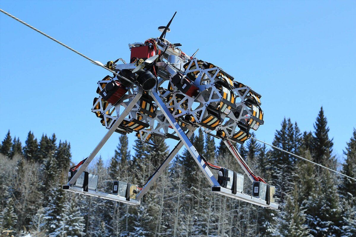 В Канаде создали робота-маркировщика, устанавливающего птицезащитные устройства на ЛЭП