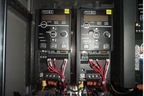 Новый проект: преобразователи частоты «ОВЕН» установлены в шкафу для управления насосами теплового пункта
