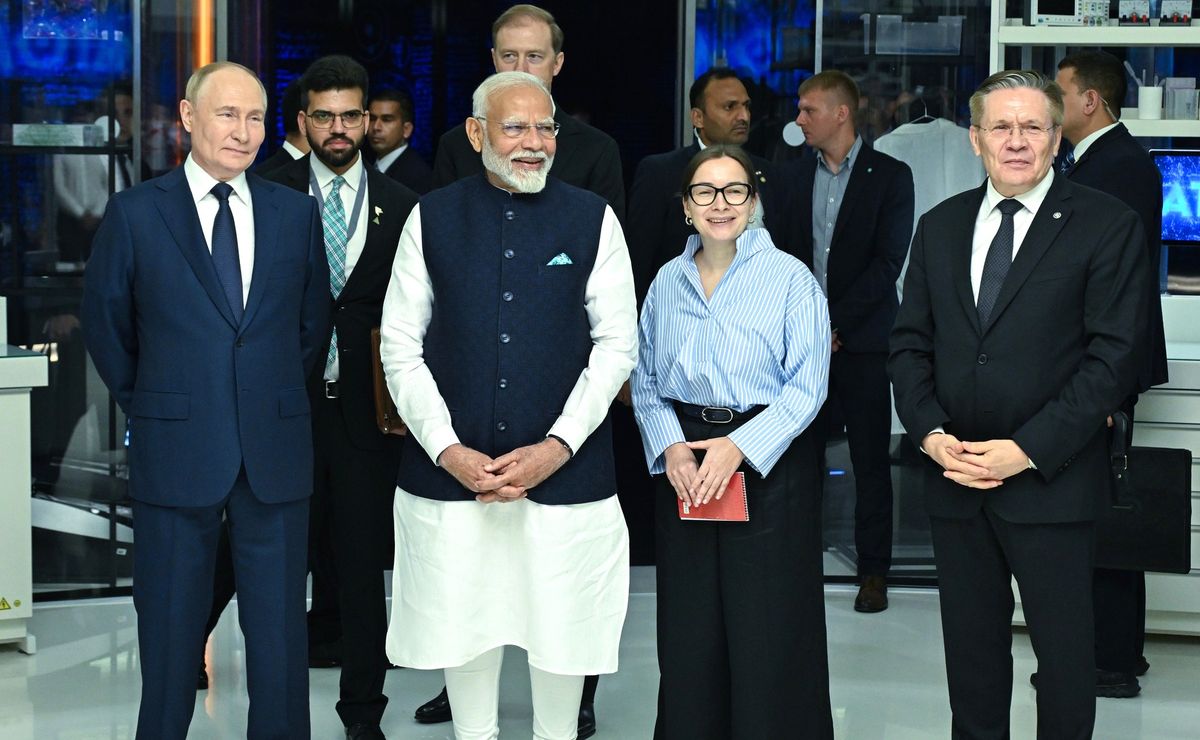 Президент РФ Владимир Путин и премьер-министр Индии Нарендра Моди посетили павильон «Атом» на ВДНХ