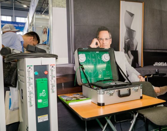 Специалисты Schneider Electric рассказали посетителям стенда о комплексных решениях для достижения конкретных целей с помощью автоматизации
